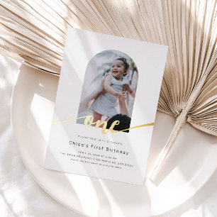 Moderne minimale boogfoto eerste verjaardag folie uitnodiging