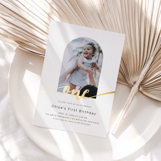Moderne minimale boogfoto eerste verjaardag folie uitnodiging