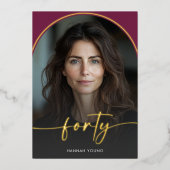 Moderne minimale Bourgondische boog veertigste ver Folie Uitnodiging (Voorkant)