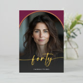 Moderne minimale Bourgondische boog veertigste ver Folie Uitnodiging (Staand Voorkant)