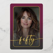 Moderne minimale Bourgondische foto 50ste verjaard Folie Uitnodiging (Voorkant)