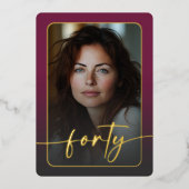 Moderne minimale Bourgondische foto veertigste ver Folie Uitnodiging (Voorkant)