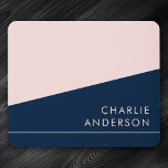 Moderne minimale donkerblauwe en roze aangepaste n muismat<br><div class="desc">Moderne minimale donkerblauwe en roze muismat met uw aangepaste naam uitgelijnd aan de rechterkant. Lettertypen en kleuren kunnen worden aangepast met het ontwerpgereedschap.</div>