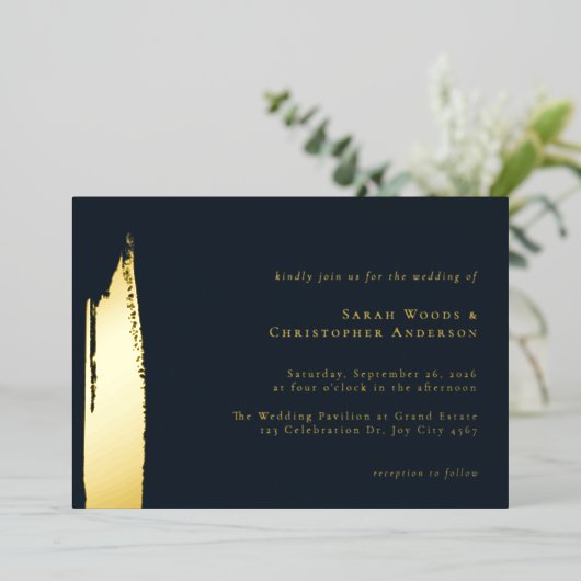 Moderne, minimale donkerblauwe goudverf bruiloft folie uitnodiging (Staand Voorkant)