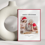 Moderne minimale eenvoudige rode rand kerstfoto feestdagenkaart<br><div class="desc">Verstuur feestelijke groeten in stijl met deze moderne, minimale rode rand kerstkaart. Met een schoon en eenvoudig ontwerp benadrukt deze gepersonaliseerde kaart uw favoriete foto, waardoor deze perfect is voor het delen van vakantieherinneringen. Ideaal voor diegenen die op zoek zijn naar minimalistische kerstkaarten, aangepaste fotovakantiekaarten of moderne vakantiegroeten, deze kaart...</div>