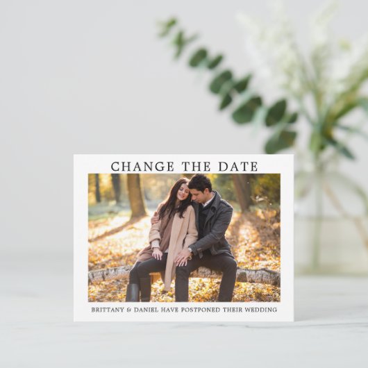 Moderne minimale eenvoudige wijziging van de datum briefkaart (Staand voorkant)