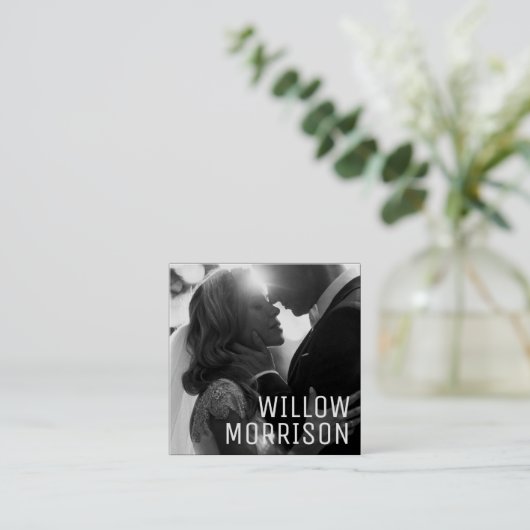 Moderne, minimale, eenvoudige zwarte professionele vierkante visitekaartje (Staand voorkant)