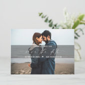 Moderne minimale foto bruiloft Save the Date Aankondiging (Staand voorkant)