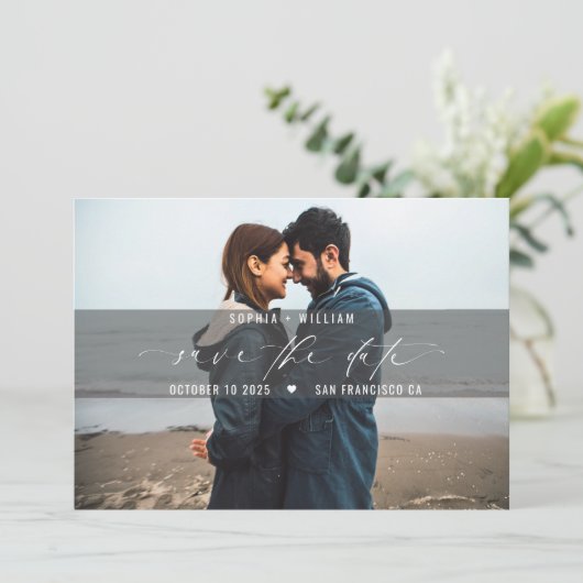 Moderne minimale foto bruiloft Save the Date Aankondiging (Staand voorkant)