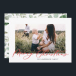 Moderne, minimale foto-kerstelegant script feestdagenkaart<br><div class="desc">Moderne minuscule bladerdak met een vrolijk kerstrecensentbriefje. Met de hand geschilde eucalyptus,  een minimale bladermassa en een moderne rustige rivierkreet geven deze vakantiekaart een luxueus gevoel. In de klas groenen,  browsen en grays.</div>
