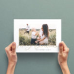 Moderne, minimale foto-kerstelegant script feestdagenkaart<br><div class="desc">Moderne,  minimale bladzijden met een jaar om de gouden kerstkaart te onthouden. Met de hand geschilde eucalyptus,  een minimale bladermassa en een moderne rustige rivierkreet geven deze vakantiekaart een luxueus gevoel. In de klas groenen,  browsen en grays.</div>