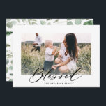 Moderne, minimale foto Kerstmis gezegend script Feestdagenkaart<br><div class="desc">Moderne minuscule bladzijden zegenen kerstkaart voor script. Met de hand geschilde eucalyptus,  een minimale bladermassa en een moderne rustige rivierkreet geven deze vakantiekaart een luxueus gevoel. In de klas groenen,  browsen en grays.</div>