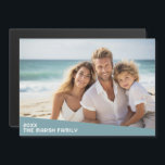 Moderne minimale foto met diagonaal kleurenblok<br><div class="desc">Gebruik een horizontale of landschapsfoto en maak een unieke en trendy fotokoelkastmagneet. Dit moderne minimale ontwerp bevat een diagonaal kleurenblok met tekst om namen en tekst toe te voegen. Als u iets wilt verplaatsen,  klikt u op de knop Aanpassen om wijzigingen aan te brengen.</div>