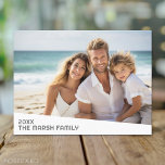Moderne minimale foto met diagonaal kleurenblok briefkaart<br><div class="desc">Gebruik een horizontale of landschapsfoto en maak een uniek en trendy foto-briefkaart. Dit moderne minimale ontwerp bevat een diagonaal kleurenblok met tekst om namen en tekst toe te voegen. Als u iets wilt verplaatsen,  klikt u op de knop Aanpassen om wijzigingen aan te brengen.</div>