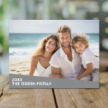 Moderne minimale foto met diagonaal kleurenblok briefkaart<br><div class="desc">Gebruik een horizontale of landschapsfoto en maak een uniek en trendy foto-briefkaart. Dit moderne minimale ontwerp bevat een diagonaal kleurenblok met tekst om namen en tekst toe te voegen. Als u iets wilt verplaatsen,  klikt u op de knop Aanpassen om wijzigingen aan te brengen.</div>