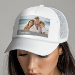 Moderne minimale foto met diagonaal kleurenblok trucker pet<br><div class="desc">Gebruik een horizontale of landschapsfoto en maak een uniek en trendy foto-pet. Dit moderne minimale ontwerp bevat een diagonaal kleurenblok met tekst om namen en tekst toe te voegen. Als u iets moet verplaatsen,  klikt u op de knop Aanpassen om wijzigingen aan te brengen.</div>