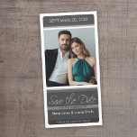 Moderne minimale foto save the date<br><div class="desc">Aanpassen met verticale foto. Een eenvoudige opslaan van de datum kaart met een verloving foto en gegevens.</div>