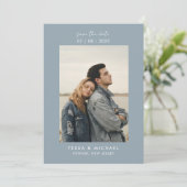 Moderne, minimale foto-usty Blue Wedding Save The Date (Staand voorkant)