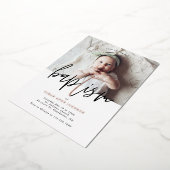 Moderne, minimale Gold Calligraphy Baby Photo Bapt Folie Uitnodiging (Gedraaid)