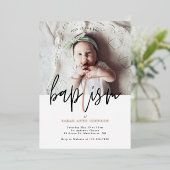 Moderne, minimale Gold Calligraphy Baby Photo Bapt Folie Uitnodiging (Staand Voorkant)