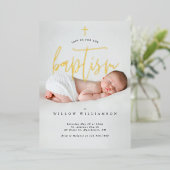 Moderne, minimale Gold Calligraphy Baby Photo Bapt Folie Uitnodiging (Staand Voorkant)