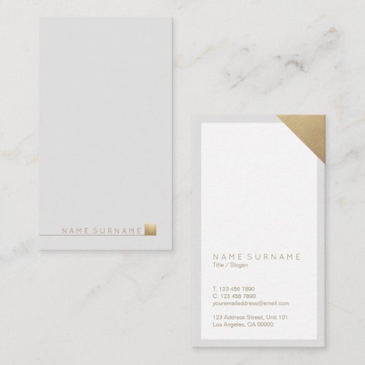 Moderne, minimale Gold Light Grey Vertical Visitekaartje (Voorkant / Achterkant)