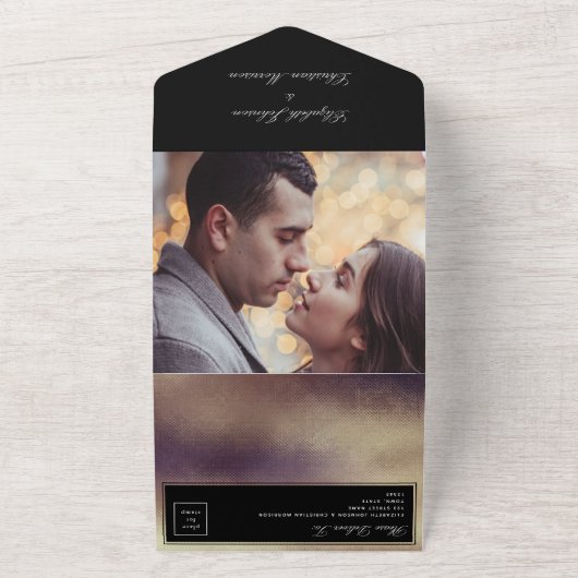 Moderne minimale gouden en zwarte bruiloft all in one uitnodiging (Buitenkant)