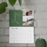 Moderne, minimale groene 2 fotofamilie elegant kalender<br><div class="desc">Moderne minimale groene multi-foto 2 foto per maand familiekalender. Een stijlvolle gedurfde manier om je familiefoto's te shows.</div>
