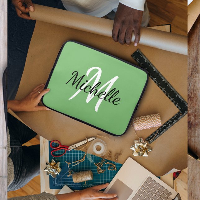 Moderne Minimale Groene Monogram Naam + Intiel Laptop Sleeve (Creator heeft geüpload)