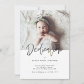 Moderne Minimale Kalligrafie Baby Fototoewijding Kaart (Voorkant)