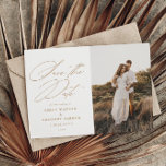 Moderne minimale kalligrafie bruiloft foto save the date<br><div class="desc">kondig het goede nieuws in stijl met deze elegante foto aan sparen de datumkaart met elegante kalligrafie. De achterzijde biedt meer ruimte voor alle aanvullende gegevens die u aan uw gasten wilt verstrekken.</div>