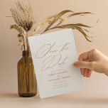 Moderne minimale kalligrafie Gold Wedding Save The Date<br><div class="desc">Verklaar het goede nieuws in stijl met deze elegant sparen de datumkaart met elegante kalligrafie. De achterzijde biedt meer ruimte voor alle aanvullende gegevens die u aan uw gasten wilt verstrekken.</div>