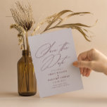 Moderne minimale kalligrafie Violet Lila bruiloft Save The Date<br><div class="desc">Verklaar het goede nieuws in stijl met deze elegant sparen de datumkaart met elegante kalligrafie. De achterzijde biedt meer ruimte voor alle aanvullende gegevens die u aan uw gasten wilt verstrekken.</div>