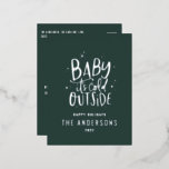 Moderne, minimale kerstgroene elegant folie feestdagen briefkaart<br><div class="desc">Baby is koud buiten de moderne,  minimale kerstvakantiekaart voor typografie. Handgeschreven scripttekst,  sneeuw,  sterren en ontwerp. Ideaal voor trouwdecor,  baby showers,  kerstfeest en feestdagen voor nieuwe jaren,  verjaardagsfeestjes en algemene winterevenementen.</div>