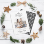 Moderne, minimale kersttong multi-foto feestdagenkaart<br><div class="desc">Vroegste kerstfeestelijke multi-fotokaart. Met moderne handgetekende tekst en bomen. De achtergrondkleur kan worden aangepast.</div>