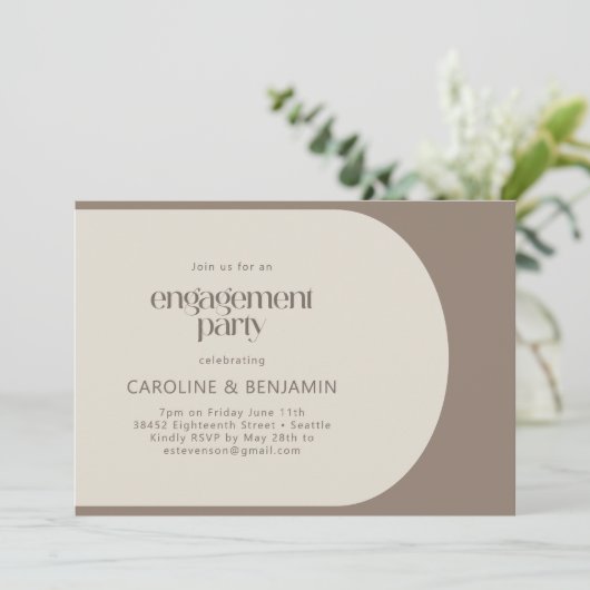 Moderne, minimale kleurenblokpartij met bruin enga kaart (Staand voorkant)