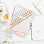 Moderne minimale kleurrijke regenboogstrips planner<br><div class="desc">Fun,  modern en kleurrijk regenboogstrepen,  gepersonaliseerde naamplanner. Het ontwerp is voorzien van een modern kleurrijk ontwerp van de regenboogpatroonstrip en een persoonlijke naam. Design by Moodthology Papery.</div>