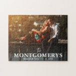 Moderne minimale koppel foto legpuzzel<br><div class="desc">Een leuke fotopuzzel bevat je achternaam,  namen en trouwdatum (of wat je maar wilt) in chique letters over je foto. Kies uit de verschillende beschikbare maten.</div>