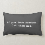 Moderne minimale, LAAT HEN MISSCHIEN KUNNEN PASSEN Kussen<br><div class="desc">Donkergrijs minimaal ontworpen kussen met een grappig citaat "ALS U IEMAND HOUDT,  LAAT ZE NAP"</div>