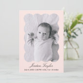 Moderne minimale lichtroze pasgeboren Baby Geboort Aankondiging (Staand voorkant)