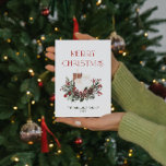 Moderne minimale Merry Christmas Red Berry Botanic Feestdagenkaart<br><div class="desc">Stuur dit seizoen een prachtige vakantiegroet met deze Modern Minimal Merry Christmas Red Berry Botanical Christmas Kaart! Deze elegante, feestelijke kaart zal de ontvanger zeker in de vakantie geest zetten! Met moderne ligatuurtypografie met de tekst "Vrolijk kerstfeest" maken de warme tinten van dennengroen, eucalyptus, rode en witte bessen en dennenappels...</div>