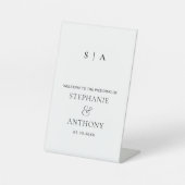 Moderne minimale monogram zwart en witbruiloft reclamebord met voetstuk (Voorkant)