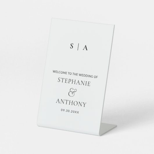 Moderne minimale monogram zwart en witbruiloft reclamebord met voetstuk (Voorkant)