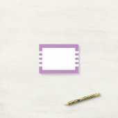 Moderne, minimale Paarse witte strepen Post-it® Notes (Op bureau)