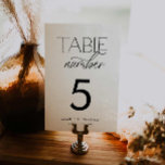 Moderne minimale persoonlijke bruiloft kaart<br><div class="desc">Als u een bruiloft of een evenement met een elegant modern thema plant, zijn gepersonaliseerde tafelnummers een geweldige manier om een unieke touch aan uw decor toe te voegen. Met strakke lijnen en eenvoudige design passen deze tafelnummers naadloos in uw esthetiek. Voor meer coördinerende items bezoek onze winkel Cava Party...</div>