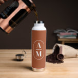 Moderne Minimale Pil Monogram - Terra Cotta Waterfles<br><div class="desc">Een trendy,  elegant monogram ontwerp in een pilrand. Moderne,  minimale lijnen met 2 monogrammen gescheiden door een lijn. De achtergrondkleur kan worden gewijzigd.</div>