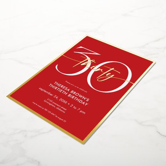 Moderne minimale rode dertig script verjaardag folie uitnodiging (Gedraaid)