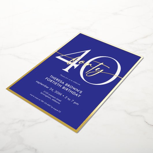 Moderne minimale Royal Blue Gold Script Verjaardag Folie Uitnodiging (Gedraaid)