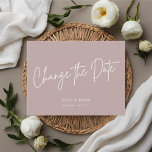 Moderne minimale roze wijzig de datum bekendmaking briefkaart<br><div class="desc">Aangepast ontworpen bruiloft uitstel/wijziging van het datum-briefkaart met een modern wit handschrift op stoffige roos/zwarte roze achtergrond.</div>