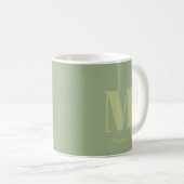 Moderne Minimale Sage Green Monogram Initiaal Naam Koffiemok (Voorkant rechts)